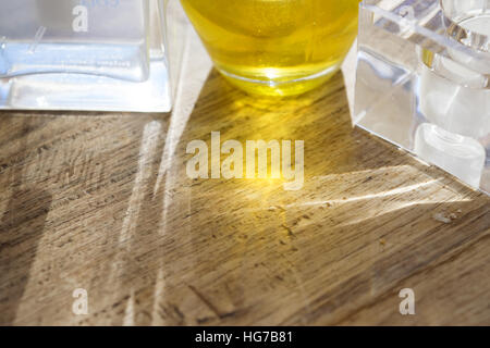 Lichtstrahlen aus farbigen Gläsern gefiltert Stockfoto