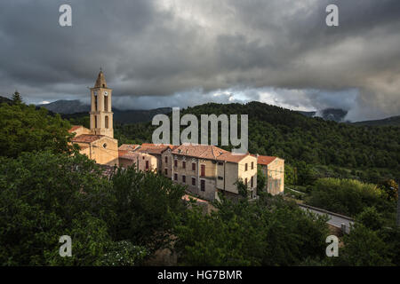 Ansicht eines Bergdorfes in Korsika. (Dorf Evisa) Stockfoto