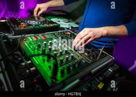 DJ's Hände am Mischpult Musik auf einer Party - spielen einige schöne Lieder für die Gäste (Farbe getönt) Stockfoto