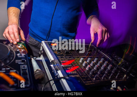 DJ's Hände am Mischpult Musik auf einer Party - spielen einige schöne Lieder für die Gäste (Farbe getönt) Stockfoto