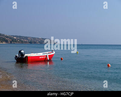 Roten Motorboot verankert Skala Strand auf der Insel Kefalonia in Griechenland. Stockfoto