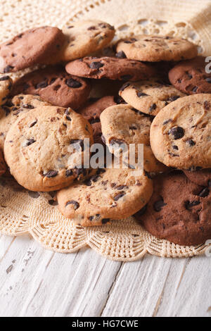 Ein Haufen hausgemachte Schokolade-Chips Cookies Closeup auf einem Holztisch. Vertikal Stockfoto