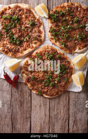 Asiatische Pizza Lahmacun auf einem Holztisch. vertikale Ansicht von oben Stockfoto