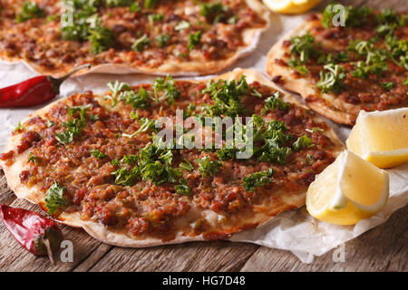 Türkische Küche: Lahmacun Closeup auf einem Holztisch. Horizontale Stockfoto