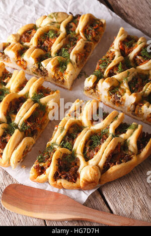 Hausgemachte Kuchen in Scheiben geschnitten, gefüllt mit Fleisch und Gemüse Nahaufnahme auf dem Tisch. Vertikal Stockfoto