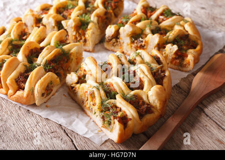 Hausgemachte Kuchen in Scheiben geschnitten, gefüllt mit Fleisch und Gemüse Nahaufnahme auf dem Tisch. horizontale Stockfoto