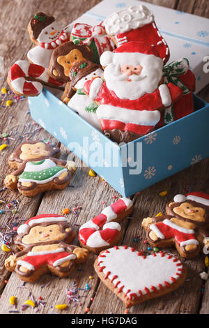 Schöne Weihnachten Lebkuchen in einer Geschenkbox mit einer Tabelle Großaufnahme. Vertikal Stockfoto