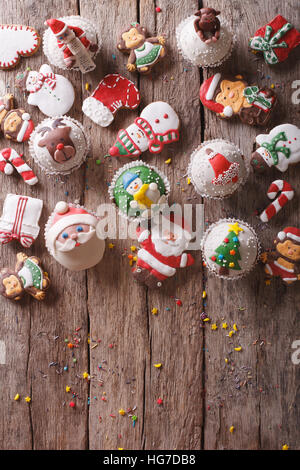 Hintergrund von Weihnachtsgebäck auf einem Holztisch. vertikale Ansicht von oben Stockfoto