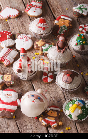 Hintergrund von Weihnachten Süßigkeiten Closeup auf einem Holztisch. Vertikal Stockfoto