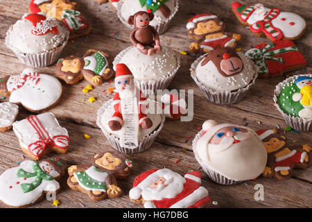 Hintergrund von Weihnachten Süßigkeiten Closeup auf einem Holztisch. horizontale Stockfoto