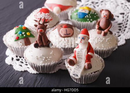 Schöne Weihnachts Cupcakes dekoriert Märchenfiguren Nahaufnahme auf dem Tisch. horizontale Stockfoto