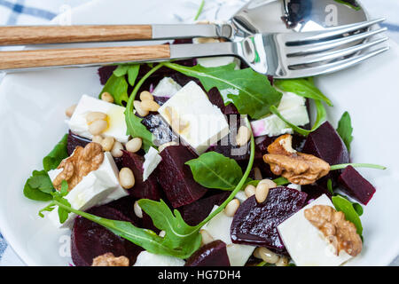 Salat mit Rüben, Ziegenkäse und Rucola. Stockfoto