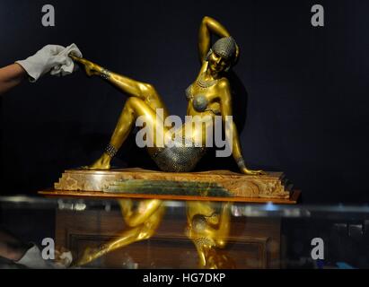 Auf der Mayfair Antiques and Fine Art Fair im London Marriott Hotel in London ist eine kaltbemalte Bronzefigur mit dem Titel Danseuse de Plage zu sehen, die bei &ACIRC;£36,500 geschätzt wird. Stockfoto