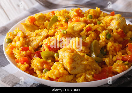Reis mit Huhn und Gemüse in eine Schüssel Makro auf dem Tisch. horizontale Stockfoto