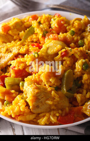 Arroz Con Pollo - Reis mit Huhn und Gemüse in eine Schüssel-Makro. Vertikal Stockfoto