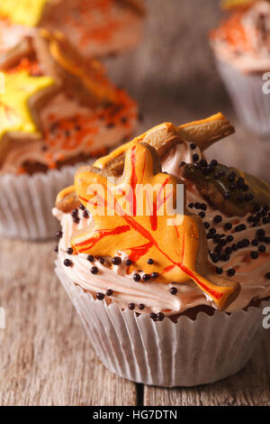 Schöne Muffins verziert mit Herbst Blätter Makro auf dem Tisch. vertikale Stockfoto