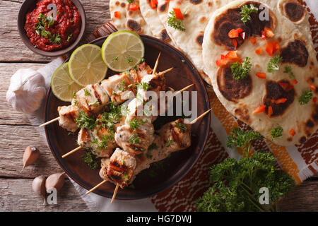 Chicken Tikka auf Spieße, Naan Fladenbrot und Chutney Closeup. horizontale Ansicht von oben Stockfoto