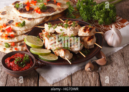 Chicken Tikka auf Spieße, Naan Fladenbrot und Chutney Closeup. horizontale Stockfoto