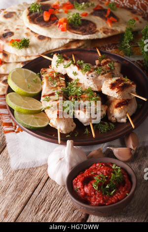 Leckere Hähnchen Tikka auf Spieße Closeup und Chutney. vertikale Stockfoto