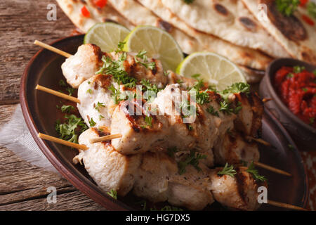 Leckere Hähnchen Tikka Kebab auf Spieße Nahaufnahme auf einer Platte. horizontale Stockfoto