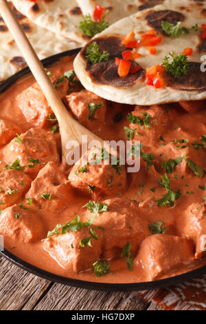 Indisches Essen Huhn Tikka Masala Makro auf einem Teller. Vertikal Stockfoto