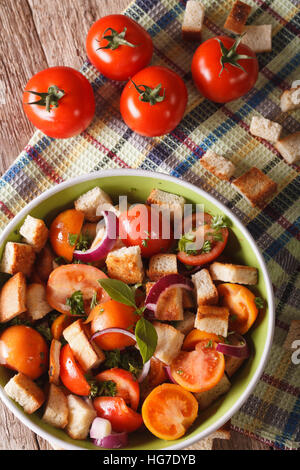 Traditionelle italienische Panzanella Salat close-up auf dem Tisch. vertikale Ansicht von oben Stockfoto