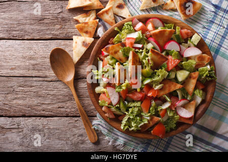 Traditionelle arabische Fattoush Salat auf einem Teller auf den Tisch. horizontale Ansicht von oben Stockfoto