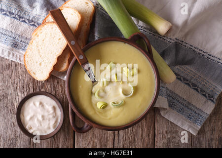 Vichyssoise Suppe mit saurer Sahne in einer Schüssel Nahaufnahme auf dem Tisch. Horizontale Ansicht von oben Stockfoto