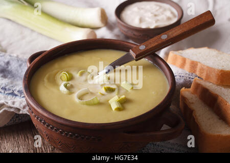 Vichyssoise Suppe mit saurer Sahne in einer Schüssel Nahaufnahme auf dem Tisch. Horizontale Stockfoto