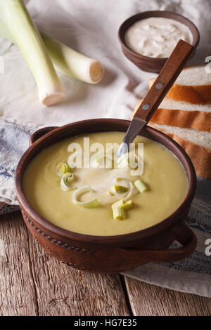 Leckere Lauch Creme Suppe in eine Schüssel Nahaufnahme auf dem Tisch. vertikale Stockfoto