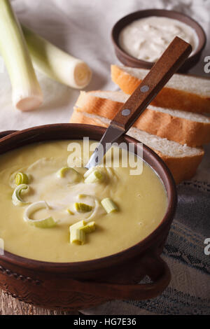 -Lauch-Suppe mit saurer Sahne in einer Schüssel Großaufnahme auf dem Tisch. vertikale Stockfoto