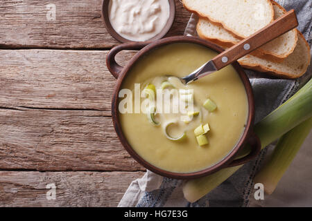 Lauch-Püree-Suppe mit saurer Sahne auf den Tisch. horizontale Ansicht von oben Stockfoto