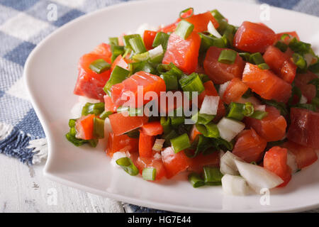 Hawaiian Lomi Lomi Salat close-up auf einem Teller auf den Tisch. horizontale Stockfoto