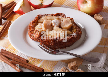 Niederländische Baby Pfannkuchen mit Apfel und Zimt auf einem Teller auf den Tisch. horizontale Stockfoto