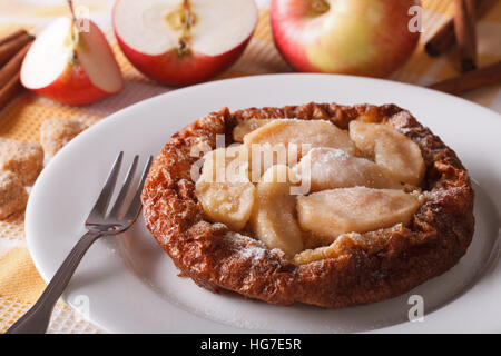 Niederländische Baby Pfannkuchen mit Äpfeln auf einem weißen Teller schließen sich horizontal Stockfoto