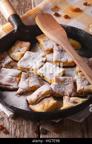 Süßes Omelette Kaiserschmarrn mit Rosinen Nahaufnahme in einer Pfanne erhitzen. vertikale Stockfoto