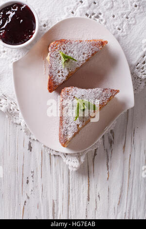 Köstliche von Monte Cristo Sandwich und Marmelade auf dem Tisch. vertikale Ansicht von oben Stockfoto