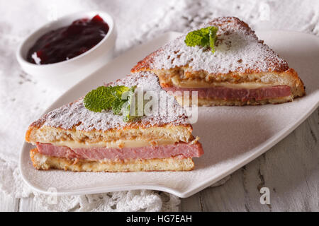 Köstliche Monte Cristo Sandwich mit Puderzucker und Minze Nahaufnahme. horizontale Stockfoto