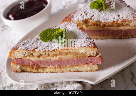 Monte Cristo Sandwich hautnah auf einer Platte und Beeren Marmelade. horizontale Stockfoto