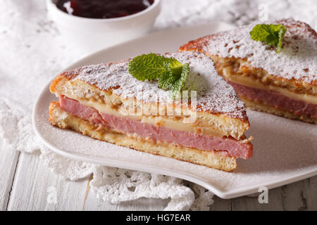 Monte Cristo Sandwich mit Puderzucker und Minze Nahaufnahme. horizontale Stockfoto