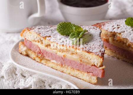 Sandwich von Monte Cristo mit Schinken und Käse Nahaufnahme auf einer Platte. horizontale Stockfoto