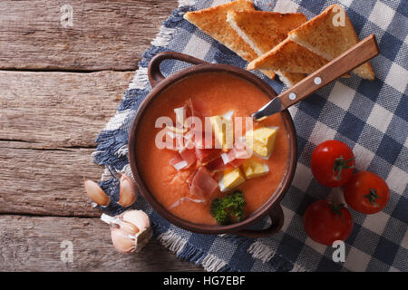 Salmorejo Suppe mit Schinken und Ei in einer Schüssel auf dem Tisch. horizontale Ansicht von oben Stockfoto