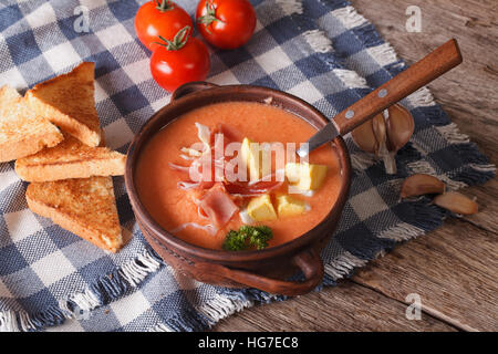 Salmorejo Suppe mit Schinken und Ei in einer Schüssel auf dem Tisch. horizontale Stockfoto