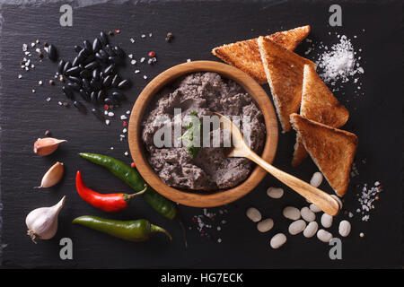 Mexikanische Küche: Pastete schwarze Bohnen auf dem Tisch. horizontale Ansicht von oben Stockfoto