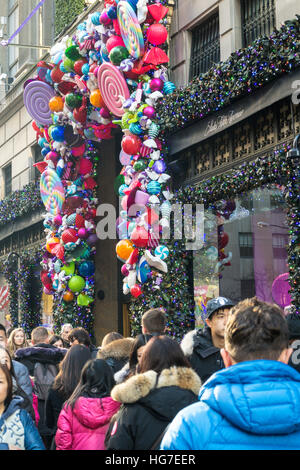 Saks Fifth Avenue Flagship-Store während der Ferienzeit, NYC, USA Stockfoto
