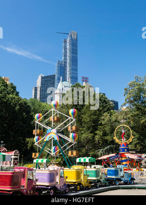 Victorian Gardens, Karneval Fahrten im Central Park mit Skyline im Hintergrund, NYC Stockfoto