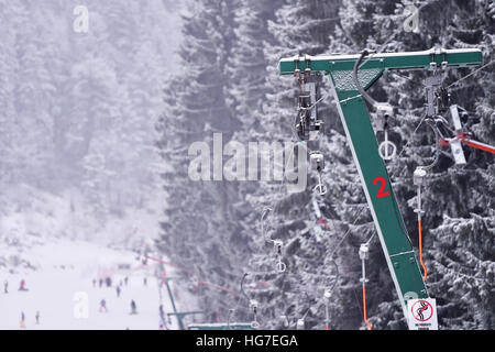 Leere Skilift Kabel in einem Skigebiet bei Schneefall Stockfoto