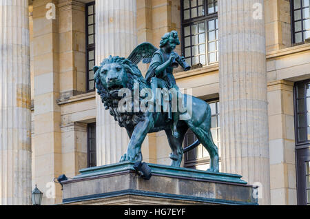 Nahaufnahme von Lion und Engel Skulptur vor dem Konzerthaus am Gendarmenmarkt, Berlin, Deutschland Stockfoto