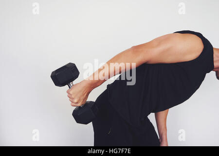 Passen Sie muskulösen Mann mit Hantel Training Stockfoto