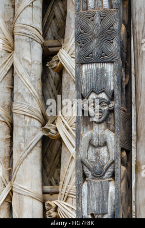 Detail des Holzschnitzens Menschen auf Säule im traditionellen Fon Palace in Bafut, Kamerun, Afrika Stockfoto